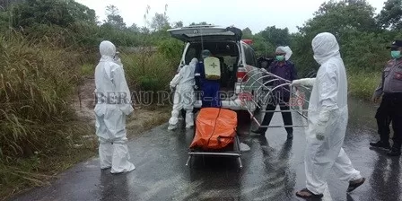 PENEMUAN MAYAT: Tim medis Puskesmas Gunung Tabur mengevakuasi jenazah Appe dengan mengenakan alat pelindung diri (APD) lengkap, Kamis (23/4).