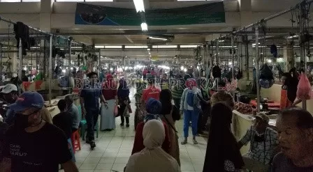 PEDAGANG MASIH MENGELUH: Suasana di Pasar Sanggam Adji Dilayas pada H-1 Ramadan kemarin (23/4).