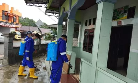 CEGAH PENULARAN: Sejumlah fasilitas umum di Kelurahan Karang Ambun kembali disemprot disinfektan, sebagai upaya mencegah penularan virus corona.
