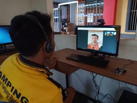 DIPERPANJANG: Salah seorang warga binaan Rutan Klas IIB Tanjung Redeb berbincang dengan keluarganya melalui sistem online. Kebijakan itu pun diperpanjang, seiring terus bertambahnya warga positif corona di Bumi Batiwakkal.