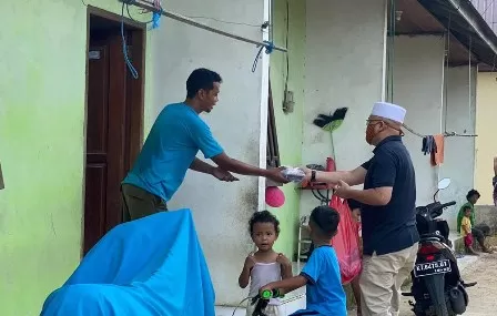 ANTARKAN LANGSUNG: Wabup Berau, Agus Tantomo mengantarkan langsung paket takjil kepada masyarakat di hari kedua puasa Ramadan kemarin (26/4).