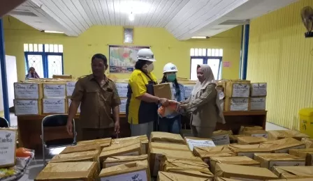SERAH TERIMA: Manjer HRD PT SBE dan SMJ, Nancy Manangkot saat menyerahkan Bantuan Sembako secara simbolis kepada Kepala Kampung Rantau Panjang, Rahmawati Supryady, kemarin (27/4).