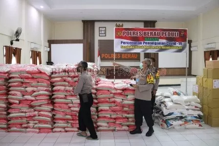 SALING MEMBANTU: Kapolres Berau, AKBP Edy Setyanto Erning saat memastikan ketersediaan beras yang akan dibagikan pihaknya kepada masyarakat, kemarin (30/4).