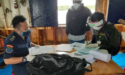 PROTOKOLER KESEHATAN: Pengecekan dokumen dan kesehatan awak kapal asal Hong Kong yang akan membawa ikan kerapu dari Berau.