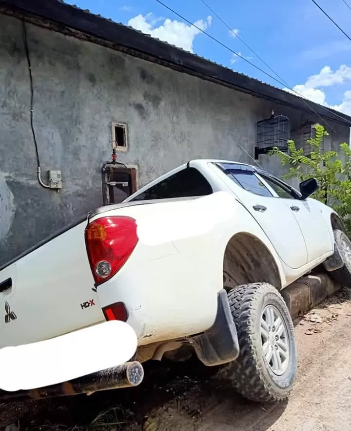 MINIM RAMBU: Sebuah mobil berwarna putih nyaris menyeruduk rumah milik Aan di simpang empat Jalan Padat Karya-Jalan Gunung Panjang, kemarin (1/5). Kejadian tersebut merupakan yang ketiga kalinya.