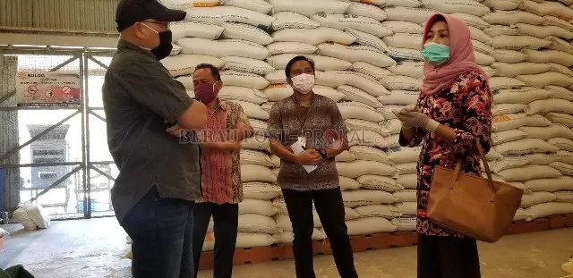 SIDAK: Wakil Bupati Berau Agus Tantomo saat meninjau stok bahan pangan di gudang Bulog, beberapa waktu lalu.