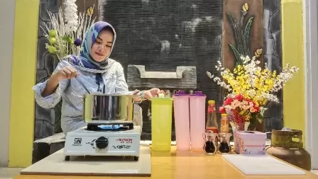 BERALIH: Sitti Fatimah pemilik usaha wedding Organizer yang kini menggeluti usaha menjual masakan dan bumbu dapur siap pakai.