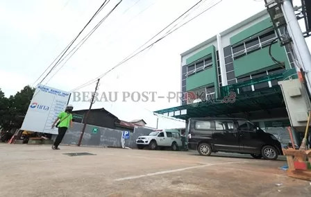 STOP SEMENTARA:Klinik Tirta yang berada di Jalan Pulau Derawan Tanjung Redeb sementara berhenti beroperasi. Sejumlah perawat di klinik swasta ini dikabarkan reaktif hasil RDT.