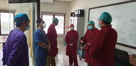 RUMAH SAKIT DARURAT: Bupati Berau, Muharram saat berdiskusi dengan para tenaga medis di Rumah Sakit Darurat Covid-19 yang berlokasi di eks hotel cantika swara.