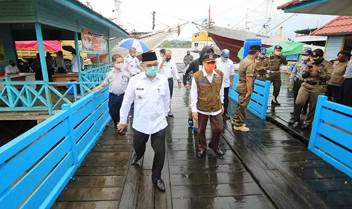 BAKAL DIEVALUASI: Bupati Berau Muharram saat mengunjungi dermaga bongkar muat di Jalan Pulau Derawan, Rabu (6/5).