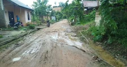 GANGGU SALURAN DRAINASE: Nampak drainase di Jalan Cut Nyak Dien tertutup dengan material bangunan salah seorang warga yang hendak membangun rumah.