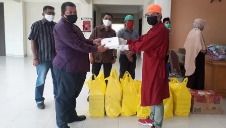 SALURKAN LANGSUNG: Direktur PT IPB, Najemuddin ikut menyalurkan langsung paket makanan berbuka puasa kepada tenaga medis di rumah sakit belum lama ini.