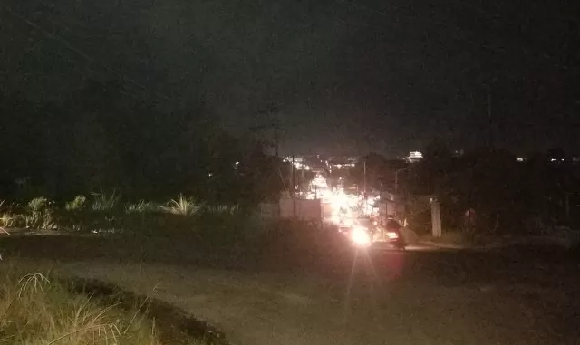 TANPA PENERANGAN: Kondisi simpang Jalan Bukit Berbunga-SM Bayanuddin, Sambaliung, yang gelap gulita saat malam hari karena tak memiliki lampu penerang jalan umum.