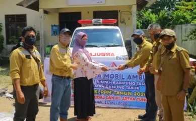 PROGRAM PMM: Kepala Kampung Tasuk dan Camat Gunung Tabur saat menerima bantuan mobil ambulans dari PT Nusantara Berau Coal dan PT Artha Tunggal Mandiri site Sambarata melalui program PMM.