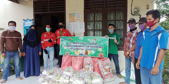 SALURKAN BANTUAN: Perwakilan manajemen PT Resty Nur menyalurkan bantuan berupa sembako gratis di Kampung Tumbit Dayak, Selasa (12/5).