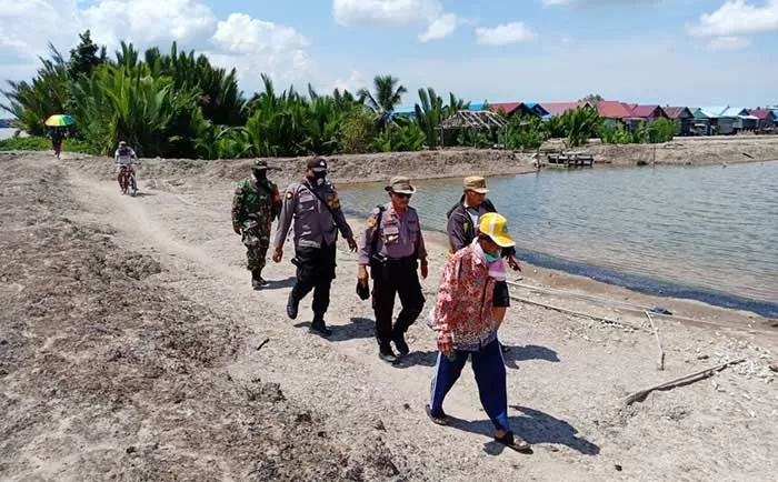 DALAM PENCARIAN: Aparat kepolisian yang dibantu warga, terus melakukan pencarian terhadap Rn yang diterkam buaya di Kampung Pegat Betumbuk, Kecamatan Pulau Derawan beberapa waktu lalu.