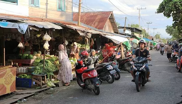 HARUS PUNYA DASAR: Aktivitas perdagangan di Jalan Milono dan Manunggal yang selama ini dianggap sebagai pasar liar.