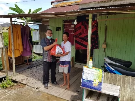 BAKTI SOSIAL: Perwakilan Kagama Berau menyerahkan bantuan sembako kepada salah satu tidak mampu dan terdampak pandemi Covid-19 di Kelurahan Gunung Panjang.