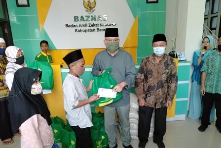 SIMBOLIS: Ketua Baznas Berau Rajuddin Abdurrahman bersama Wakil Bupati Agus Tantomo, memberikan paket sembako kepada anak yatim, Selasa (19/5).