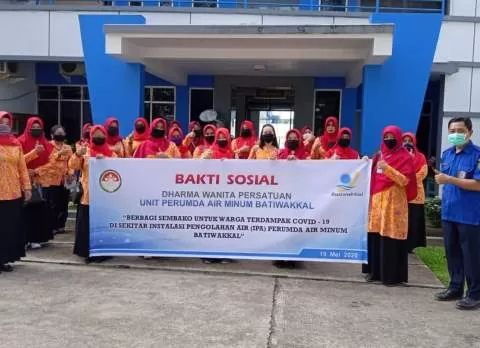 RINGANKAN BEBAN WARGA: Dharma Wanita Persatuan Perumda  Air Minum Batiwakkal kembali melaksanakan kegiatan sosial dengan membagikan paket sembako, kemarin (19/5).