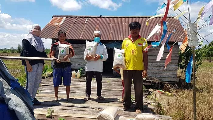 BANTUAN BIBIT: Mardhan menerima benih padi dari PT Berau Coal sebagai bentuk kepedulian terhadap petani di Kampung Sei Bebanir Bangun.