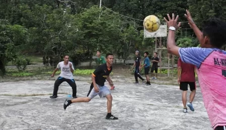 SEBELUM PANDEMI: Atlet bola tangan berlatih bersama di halaman kantor Dinas Pemuda dan Olahraga, beberapa waktu lalu.