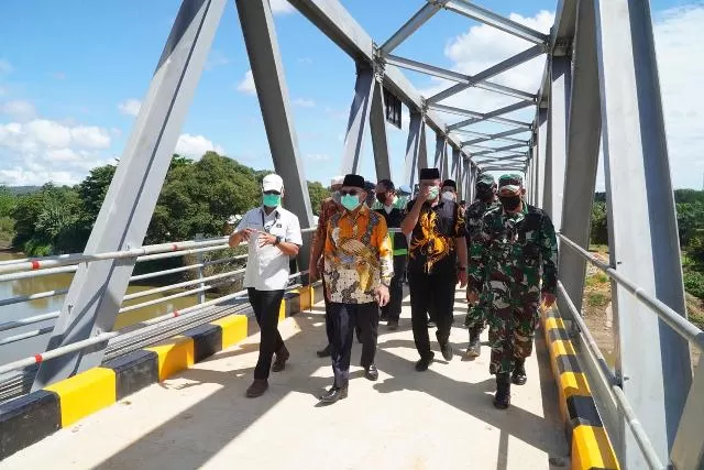 BISA DILINTASI: Bupati Berau, Muharram saat melintasi jembatan yang menghubungkan Kampung Tumbit Dayak di Kecamatan Sambaliung, kemarin (21/5).