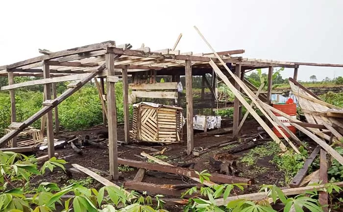 PENUHI PERSYARATAN: Rumah warga Limunjan RT 20 Kelurahan Sambaliung, yang rusak akibat diterjang angin kencang. Pemilik rumah harus memenuhi persyaratan lebih dulu untuk menerima bantuan dari pemerintah.