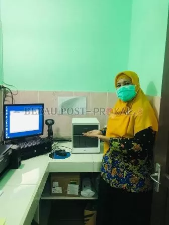 SIAP DIOPERASIKAN: Direktur RSUD dr Abdul Rivai, Nurmin Baso, menunjukkan alat TCM yang akan digunakan untuk pemeriksaan sampel swab pasien corona.