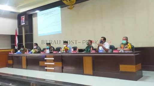 BAHAS NEW NORMAL: Bupati Berau Muharram memimpin pertemuan dengan forkopimda membahas terkait rencana penerapan new normal di Bumi Batiwakkal, kemarin (29/5).