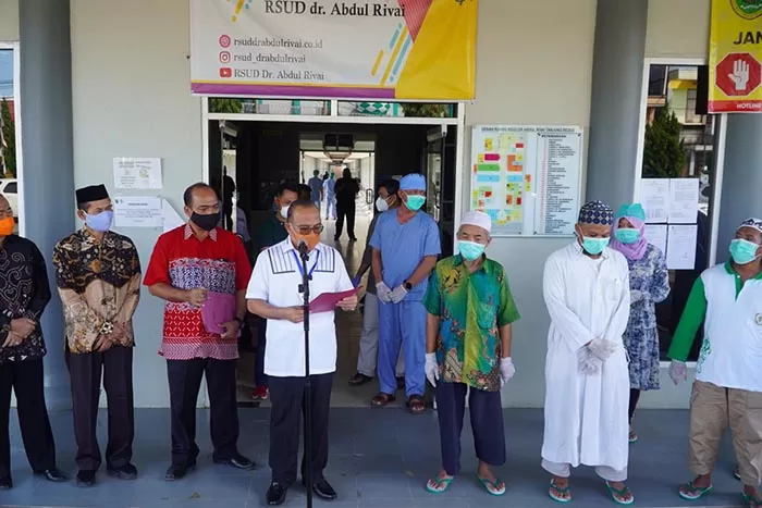 DINYATAKAN SEMBUH: Bupati Berau, Muharram menggelar jumpa pers mengumumkan tujuh  pasien positif Covid-19 dinyatakan sembuh.