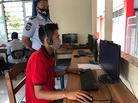 MEMBESUK: Salah satu warga binaan Rutan Klas IIB Tanjung Redeb sedang melakukan Video Call kepada keluarganya, Selasa (2/6).