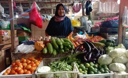 MULAI TURUN: Harga berbagai jenis sayur di Pasar Sanggam Adji Dilayas yang sempat naik, kini mulai turun.