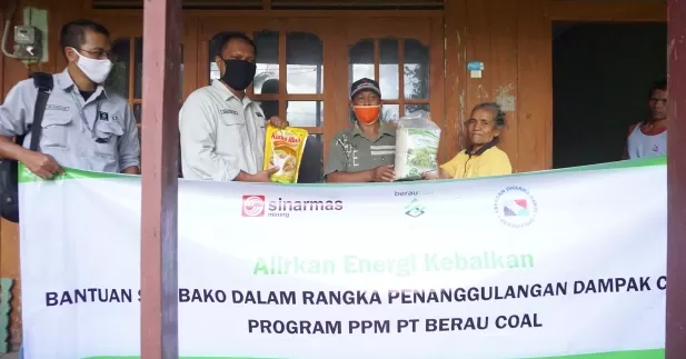 SERAHKAN BANTUAN: Warga Kampung Tumbit Melayu mendapatkan bantuan sembako dari PT Berau Coal.