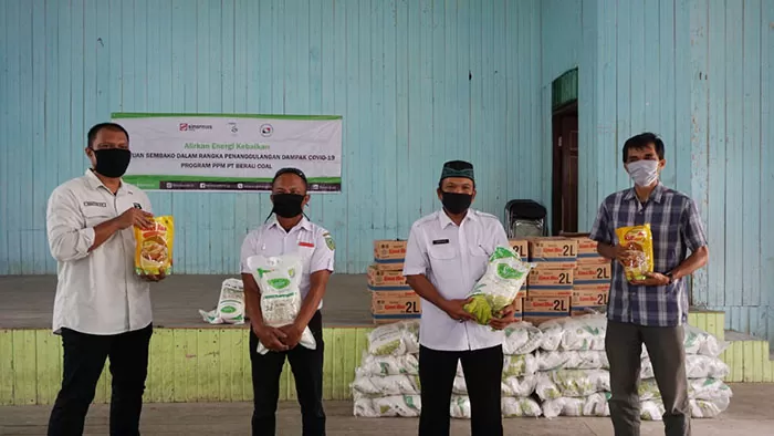 DISERAHKAN: Perwakilan manajemen PT Berau Coal menyerahkan bantuan yang diterima Kepala Kampung Tanjung Perangat, Saepuddin, untuk disalurkan kepada masyarakat terdampak pandemi Covid-19.