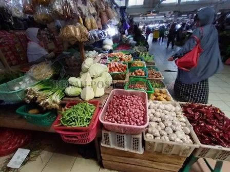 MULAI STABIL: Harga sejumlah kebutuhan dapur di Pasar SAD jadi lebih murah.