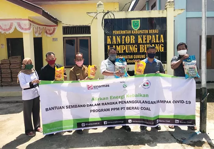 SIMBOLIS: Perwakilan PT Berau Coal menyerahkan bantuan secara simbolis kepada Kepala Kampung Birang, Sakrani, Selasa (16/6).