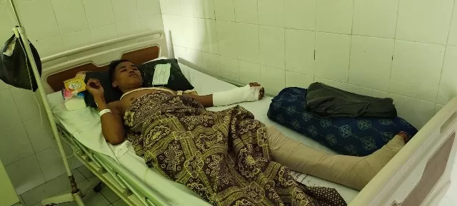 BELUM DIRUJUK: Risno Amrin harus lebih lama dirawat di RSUD dr Abdul Rivai karena tak punya biaya untuk mengoperasi tulang bahunya yang patah di salah satu rumah sakit di Samarinda.