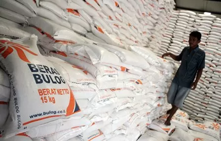 MELIMPAH: Persediaan beras di gudang Bulog disebut mampu memenuhi kebutuhan masyarakat hingga akhir tahun nanti.