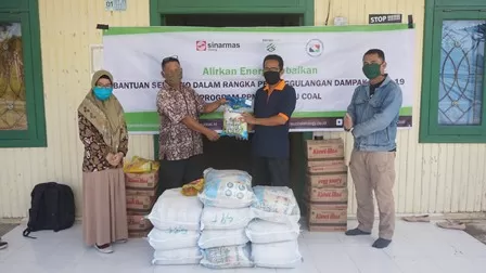 KEPEDULIAN PERUSAHAAN: Perwakilan PT Berau Coal saat menyerahkan bantuan paket sembako untuk warga Kampung Rantau Panjang, Sambaliung, kemarin (18/6).