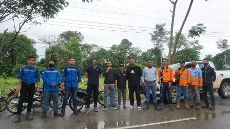 BERBAUR: Perwakilan PT Berau Coal berbaur bersama warga Kampung Gurimbang melakukan kerja bakti, kemarin.