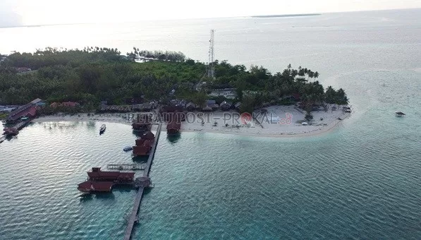 DARATAN MAKIN BERKURANG: Salah satu bangunan resort yang tenggelam akibat abrasi pantai di Pulau Derawan.