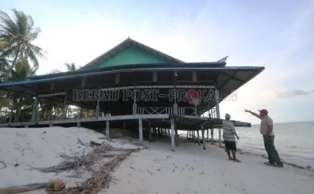 ABRASI PANTAI: Abrasi pantai di Pulau Derawan belum juga tertangani. Disbupar Berau mengaku telah mengusulkan pembuatan pemecah ombak di sekitar pantai yang mengalami pengikisan.