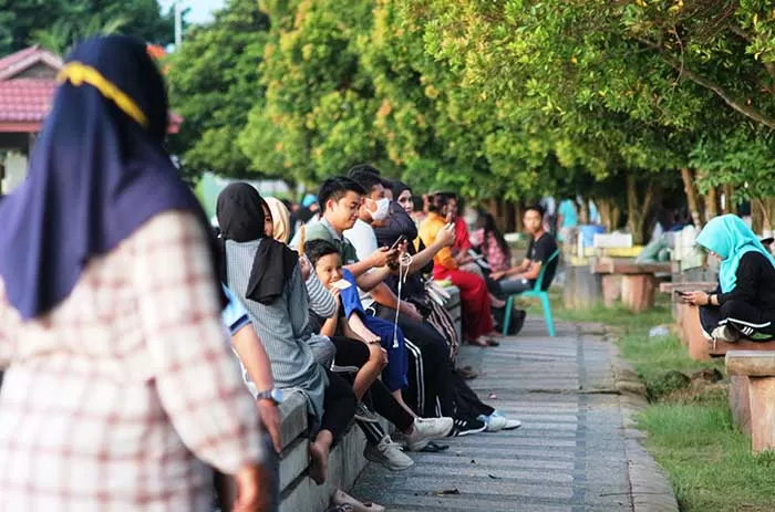 TEMPAT BERSANTAI: Masyarakat saat bersantai di tepian Sungai Segah, Jalan Pulau Derawan kemarin (23/6).