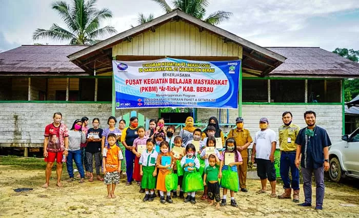 PEMBAGIAN RAPOR: Anak-Anak Komunitas Adat Terpencil Km 21 Sambarata menerima rapor, merupakan evaluasi hasil belajar untuk semester genap tahun 2020.