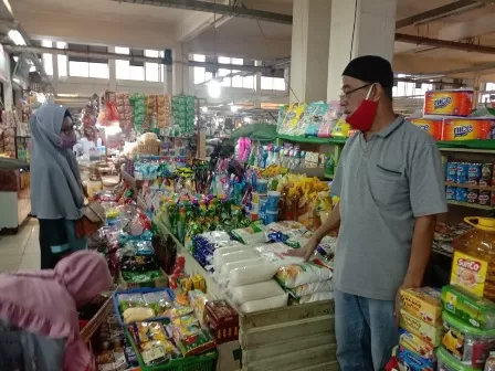 MULAI TURUN: Harga gula pasir di Pasar Sanggam Adji Dilayas mulai turun, sejak beberapa pekan terakhir mengalami kenaikan.