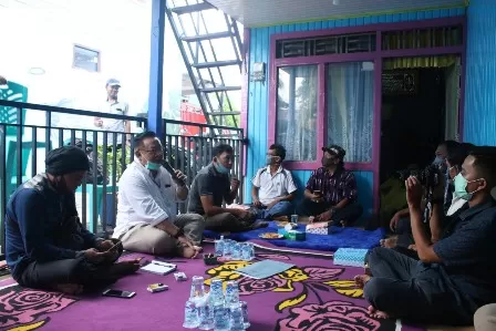 SAMPAIKAN USULAN: Sejumlah warga di RT 4 Tanjung Redeb saat menyampaikan usulan kepada Anggota Komisi II DPRD Berau Suriansyah, Kamis (25/6).