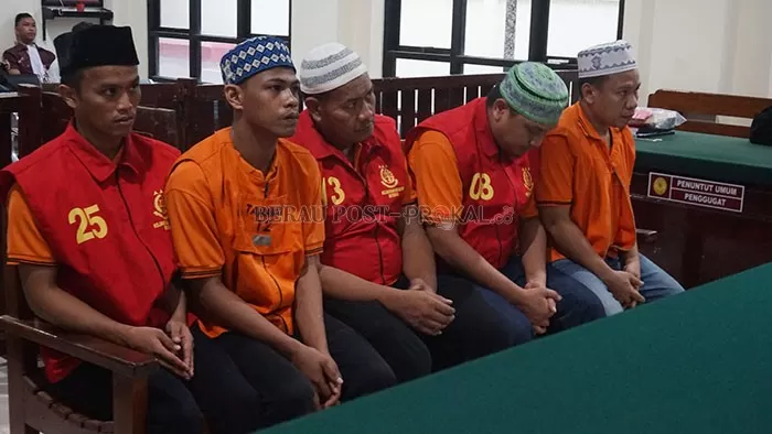 MASUK BUI: Lima terdakwa perkara sabu 6 kg saat menjalani persidangan di PN Tanjung Redeb, beberapa waktu lalu.