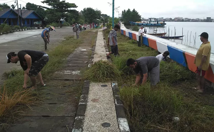 PROGRAM KERJA: Kelurahan Sambaliung merutinkan RT di wilayahnya untuk mengadakan gotong-royong. Seperti yang dilakukan oleh RT 2 pada Minggu (28/6) pagi.