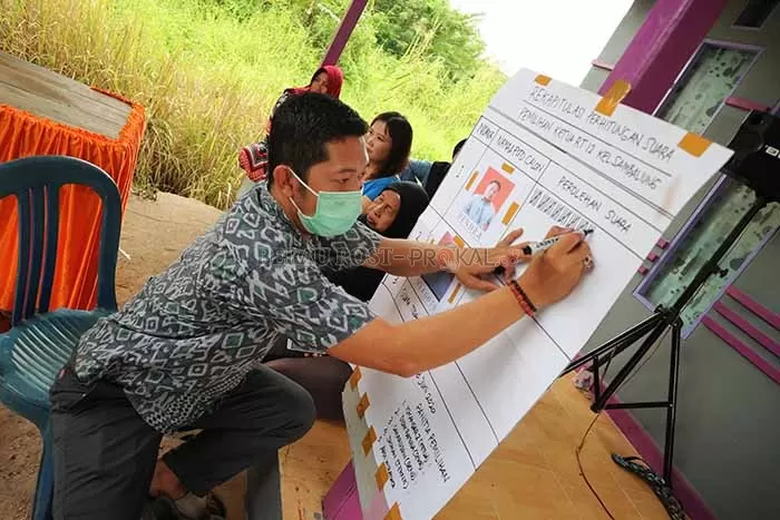 PEMILIHAN KETUA RT: Warga RT 12, Kelurahan Sambaliung saat mengadakan pemilihan ketua dengan tetap menjalankan protokol kesehatan.